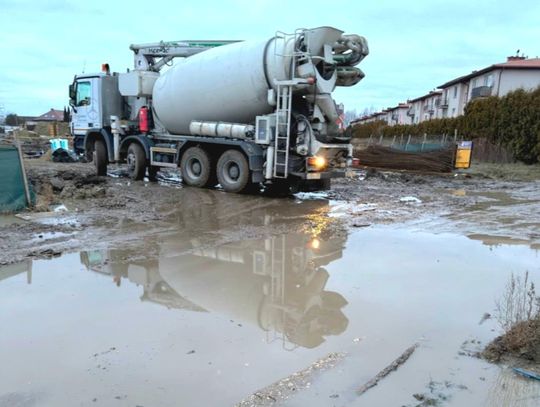 Zniszczona nawierzchnia i błoto na drogach w Zgorzale Zniszczona nawierzchnia i błoto na drogach w Zgorzale