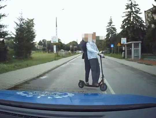 Zostawił pasażerkę na ulicy i ruszył do ucieczki. Pościg za hulajnogą przez Mysiadło [WIDEO]