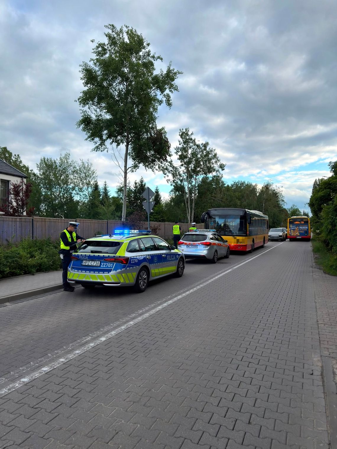 13-latka straciła panowanie nad hulajnogą. Pojazd wpadł pod autobus 13-latka straciła panowanie nad hulajnogą. Pojazd wpadł pod autobus
