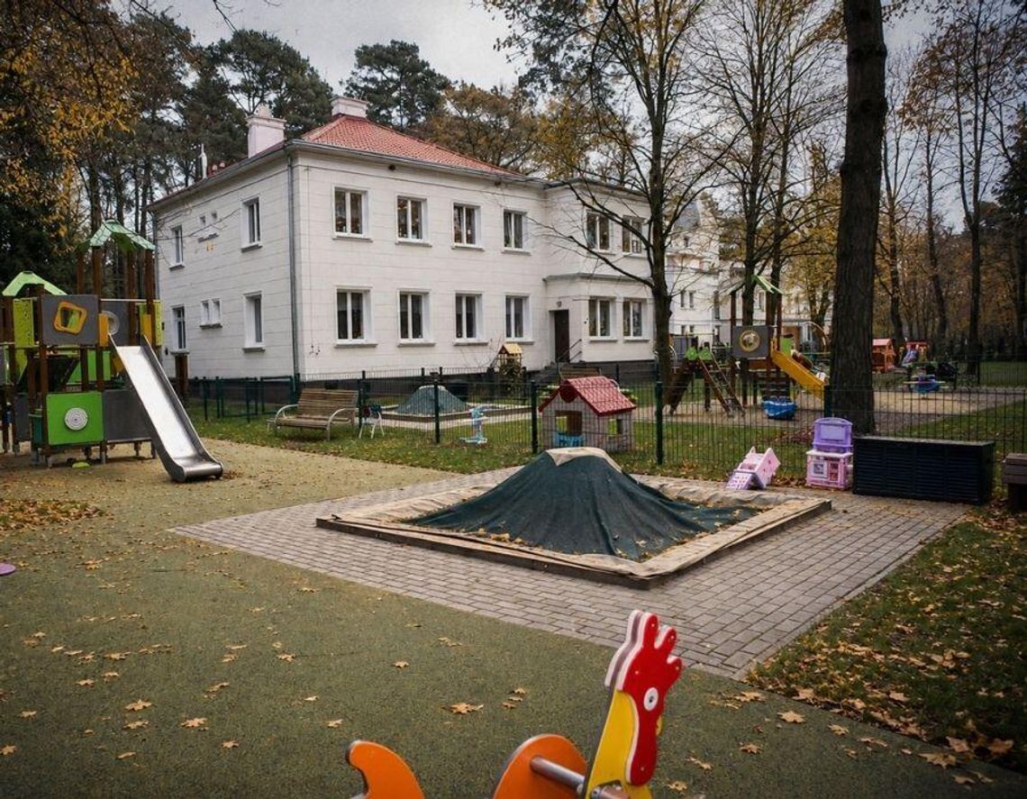 Budynek Przedszkola nr 1 „Zielony Zakątek” przy ul. Oborskiej w Konstancinie-Jeziornie. Zgodnie z planami władz gminy placówka ma zakończyć działalność 31 sierpnia 2027 roku, czyli rok wcześniej, niż pierwotnie zakładano.