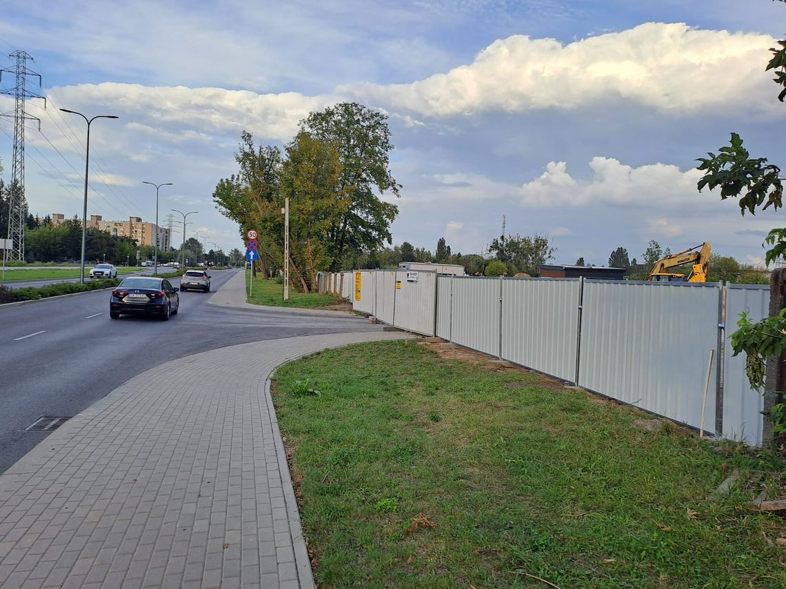 286 tys. litrów wody na dobę i tylko 0,1 dB zapasu. Gmina odpowiada na obawy wokół centrum danych Przy ul. Energetycznej w Piasecznie planowane są cztery budynki centrum usług handlu elektronicznego i przetwarzania danych. Inwestycja budzi obawy części mieszkańców dotyczące m.in. zużycia wody i hałasu.
