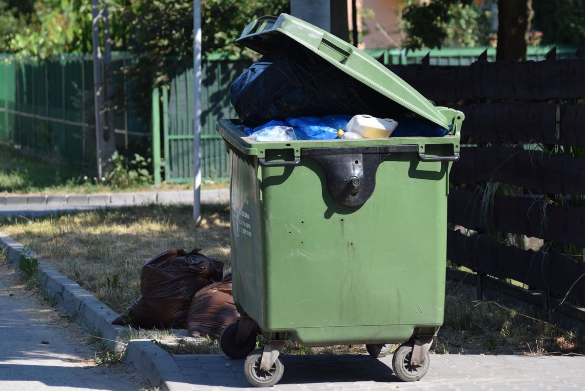 A śmieci niech sobie stoją