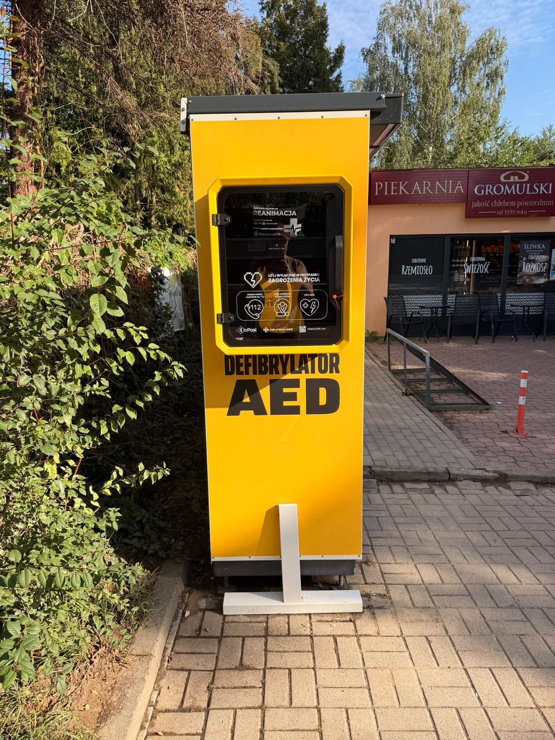AED przy Paczkomacie w Julianowie. Urządzenie może uratować życie AED przy Paczkomacie w Julianowie. Urządzenie może uratować życie