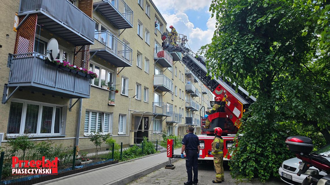 Akcja policji i straży przy Kusocińskiego. Według relacji mieszkańców nagi mężczyzna wyskoczył z balkonu na trzecim piętrze