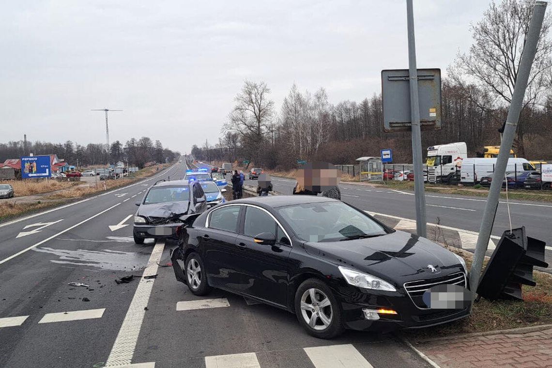 Al. Krakowska: uderzył w auto stojące na światłach. Miał 2,5 promila