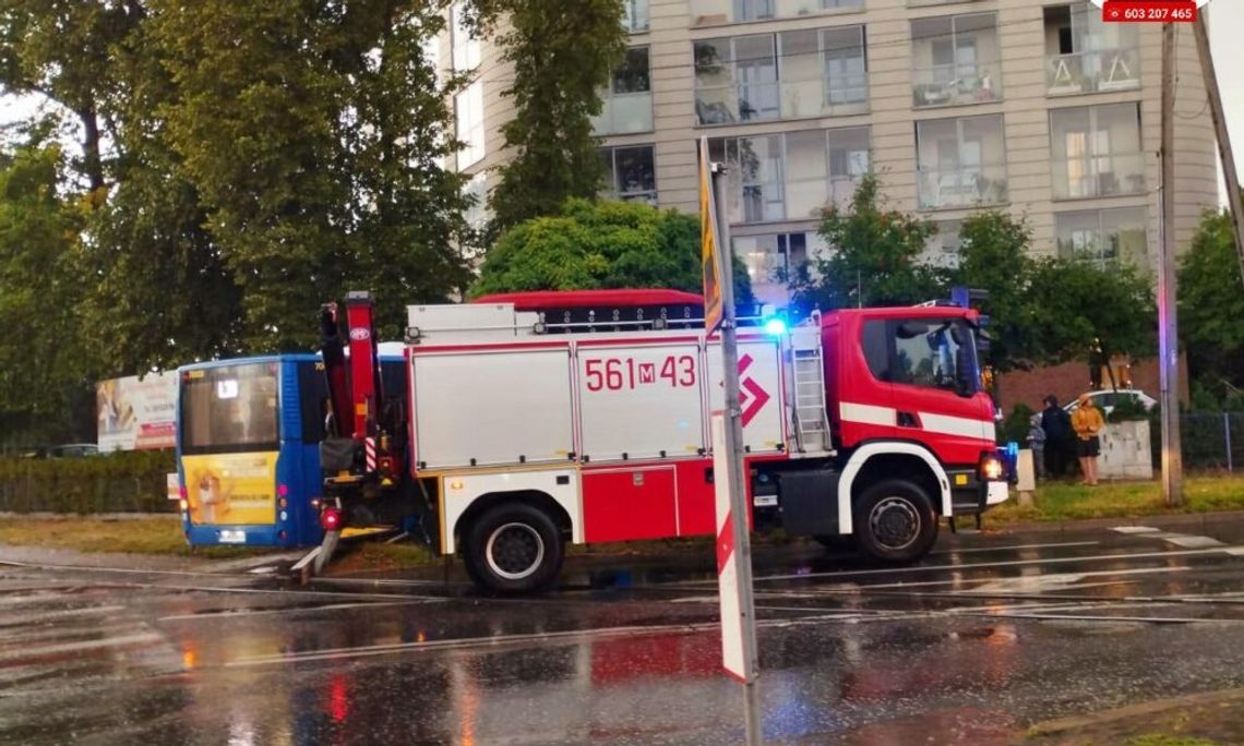 Autobus linii L39 uderzył w ogrodzenie na ul. Wojska Polskiego w Piasecznie