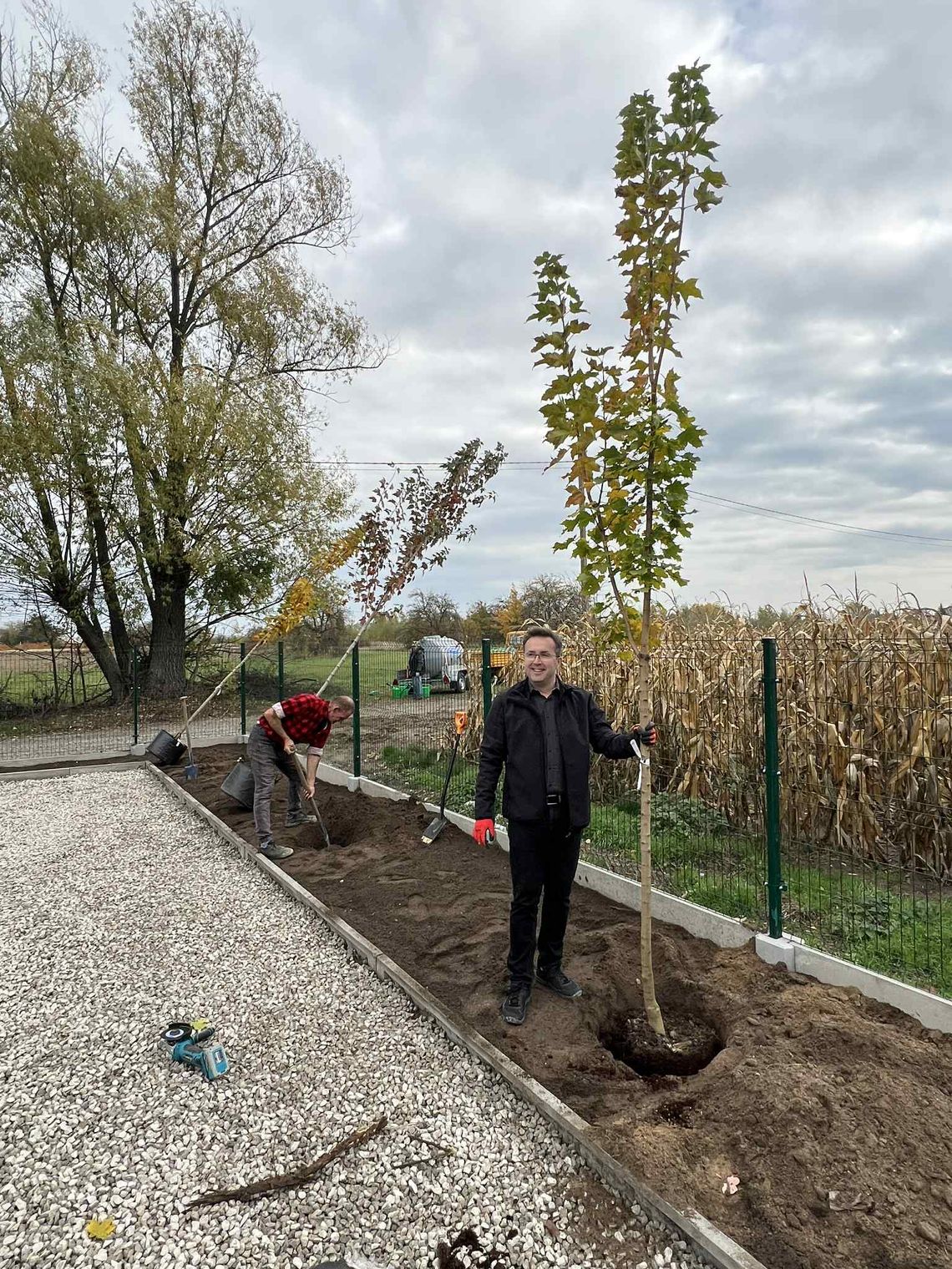 #BaumChallenge2025 – nowe drzewa w gminie Prażmów #BaumChallenge2025 – nowe drzewa w gminie Prażmów