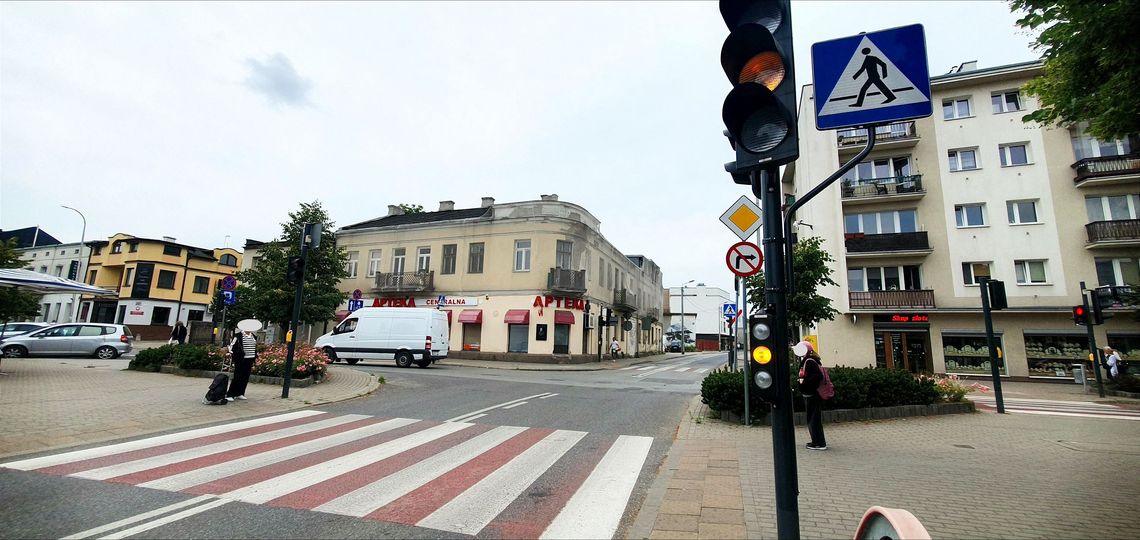 Piesi czekają na zielone światło na przejściu przy ulicy Nadarzyńskiej w Piasecznie