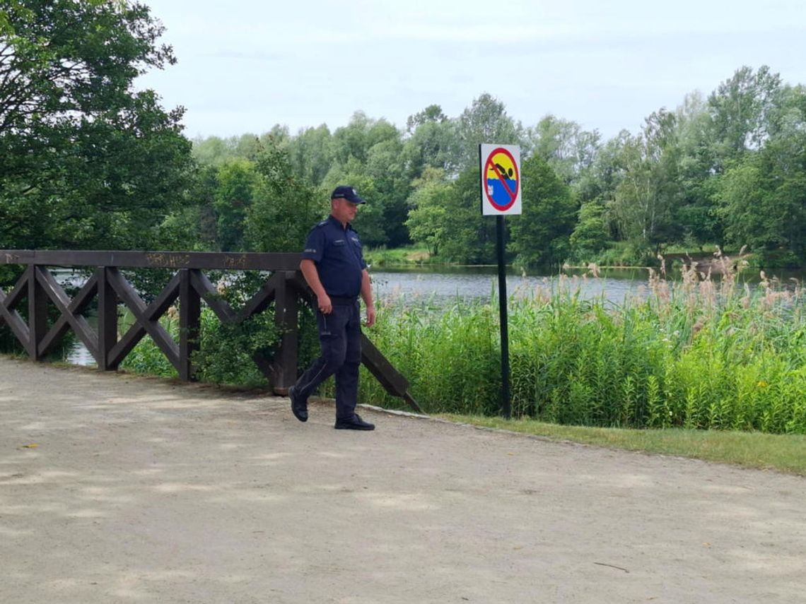 Bezpieczeństwo nad wodą – lokalni policjanci patrolują dzikie kąpieliska