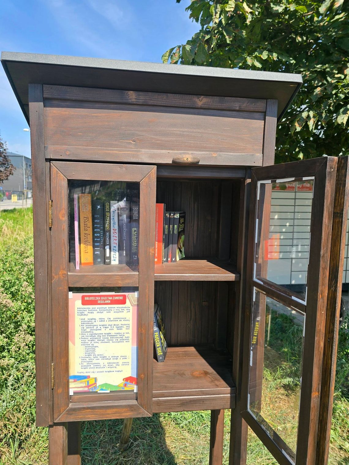 Biblioteczka plenerowa stanęła w Zamieniu. Mieszkańcy mogą wymieniać się książkami Biblioteczka plenerowa stanęła w Zamieniu. Mieszkańcy mogą wymieniać się książkami