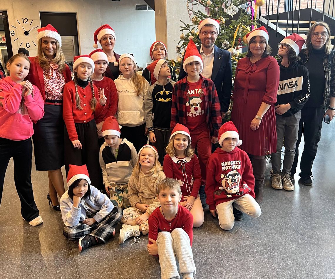 Choinka w ratuszu już stoi Choinka w ratuszu już stoi