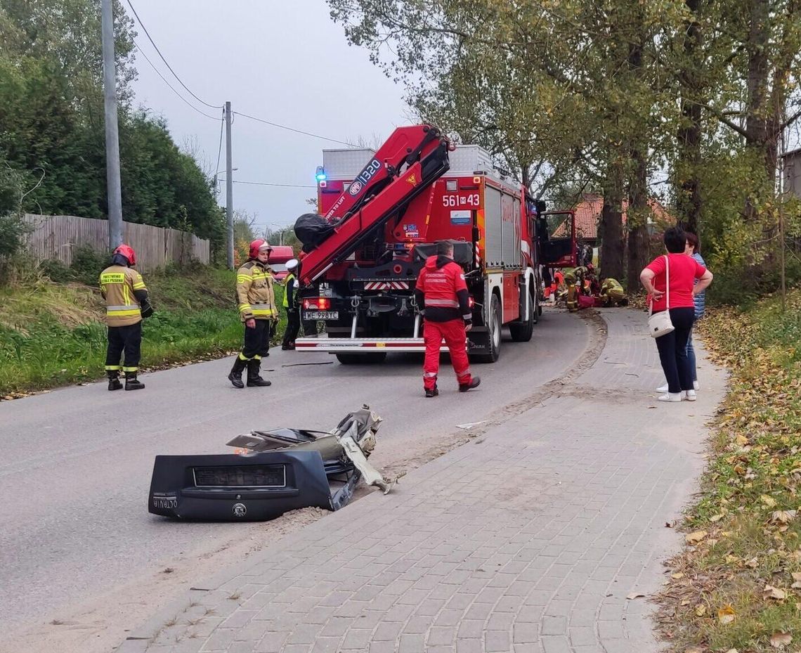 Ciężarówka ścięła dach skody. Kierowca w stanie ciężkim