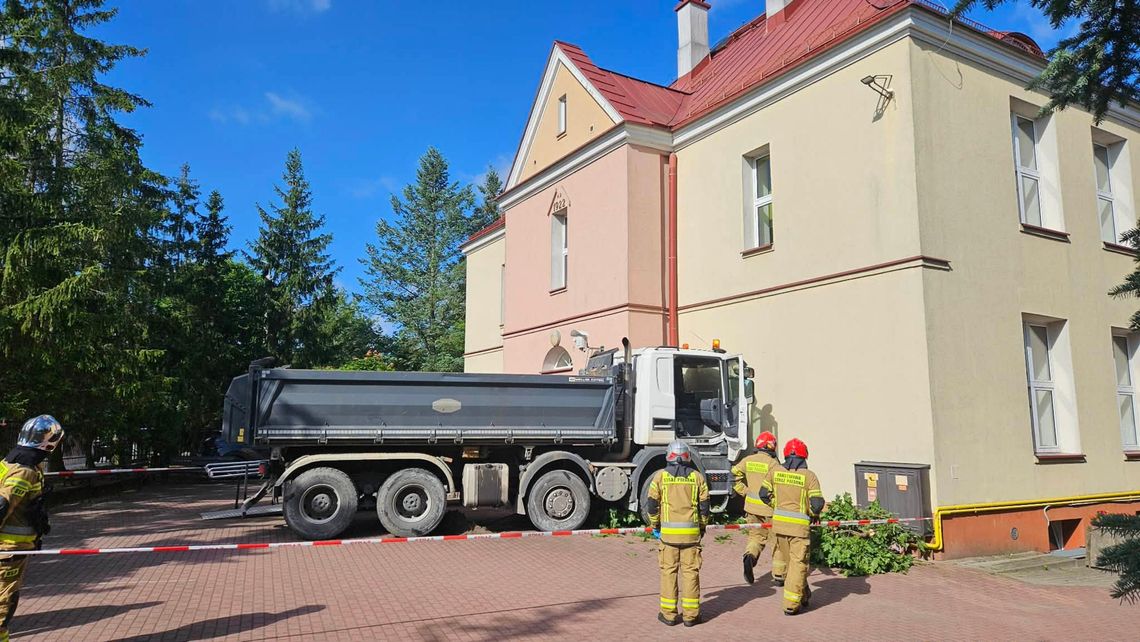 Ciężarówka staranowała ogrodzenie i wjechała w szkołę w Konstancinie-Jeziornie Ciężarówka staranowała ogrodzenie i wjechała w szkołę w Konstancinie-Jeziornie