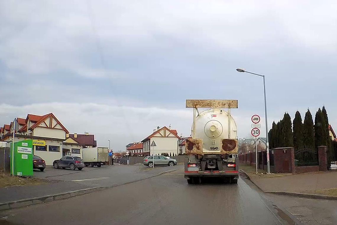 Ciężarówki rozjeżdżają drogi w Zgorzale