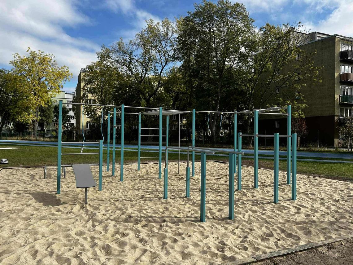 Ćwiczenia pod chmurką przy ul. Sikorskiego Ćwiczenia pod chmurką przy ul. Sikorskiego