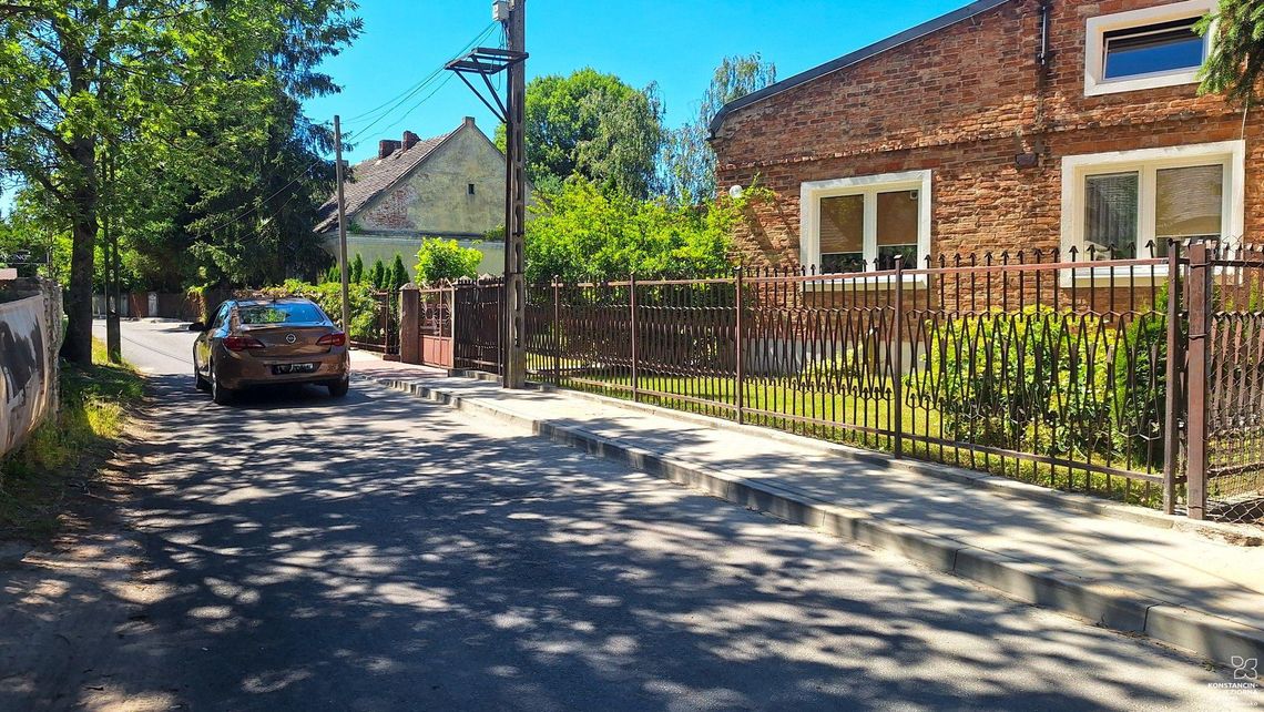 Czernidła zyskały chodnik – czas na kanalizację