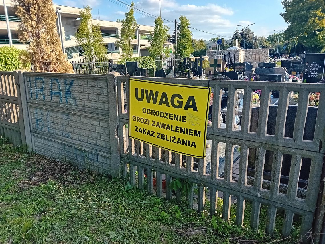Czy ogrodzenie cmentarza runie?