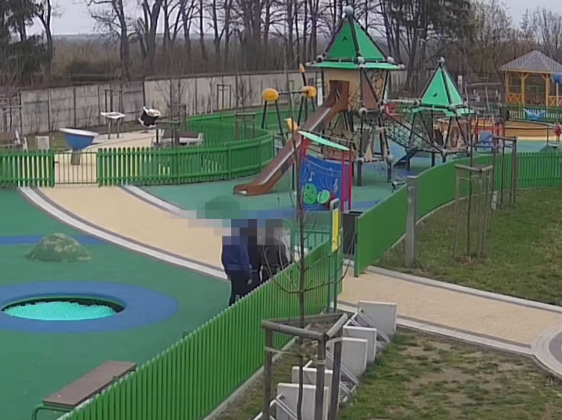 Dewastacja na placu zabaw w Górze Kalwarii