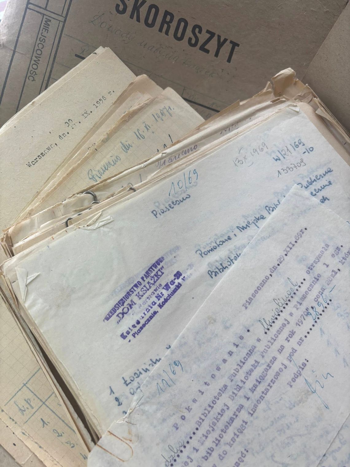 Dokumenty sprzed dekad odnalezione podczas przenosin biblioteki Dokumenty sprzed dekad odnalezione podczas przenosin biblioteki