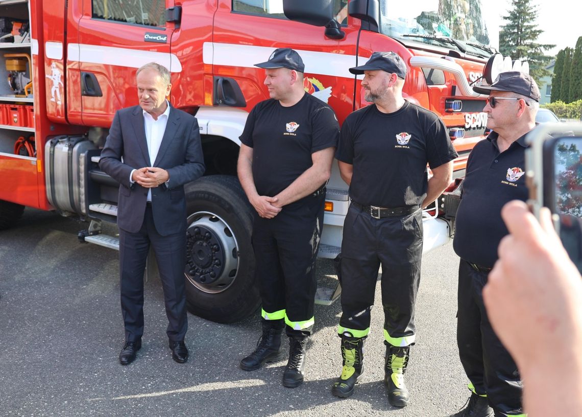 Donald Tusk odwiedził druhów z OSP Nowa Wola w Dniu Strażaka