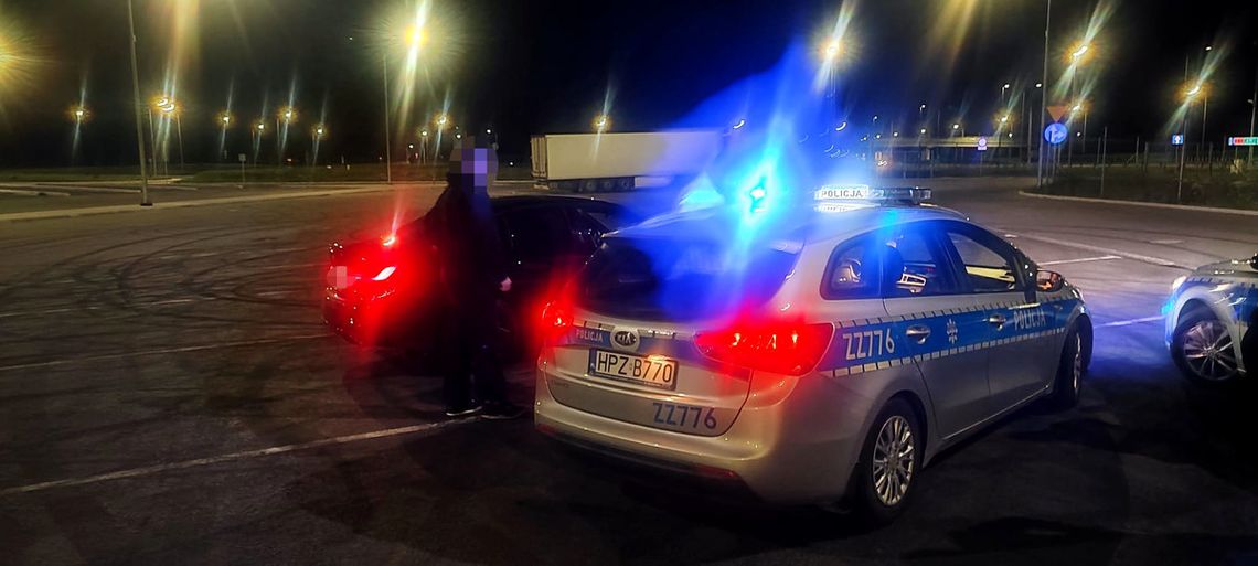 Drift na parkingu zakończony wysokim mandatem – 21-latek ukarany przez policję