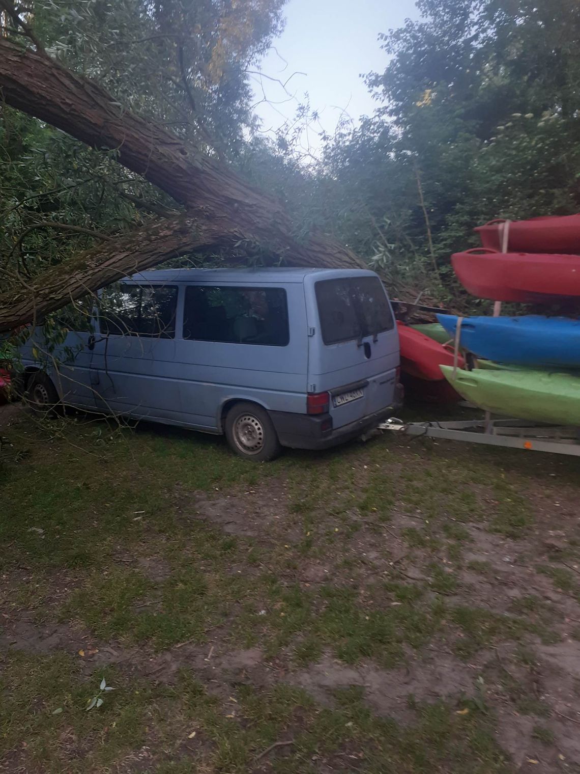 Drzewo runęło na samochód z kajakami