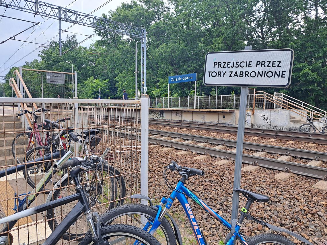 Dyskusja o dodatkowym przejściu przez tory w Zalesiu Górnym trwa