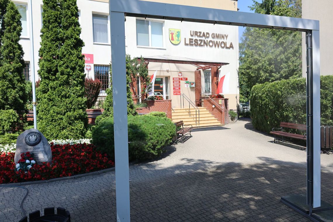 Fala upałów nadciąga. Lesznowola stawia kurtyny wodne, Tarczyn rozdaje wodę mieszkańcom