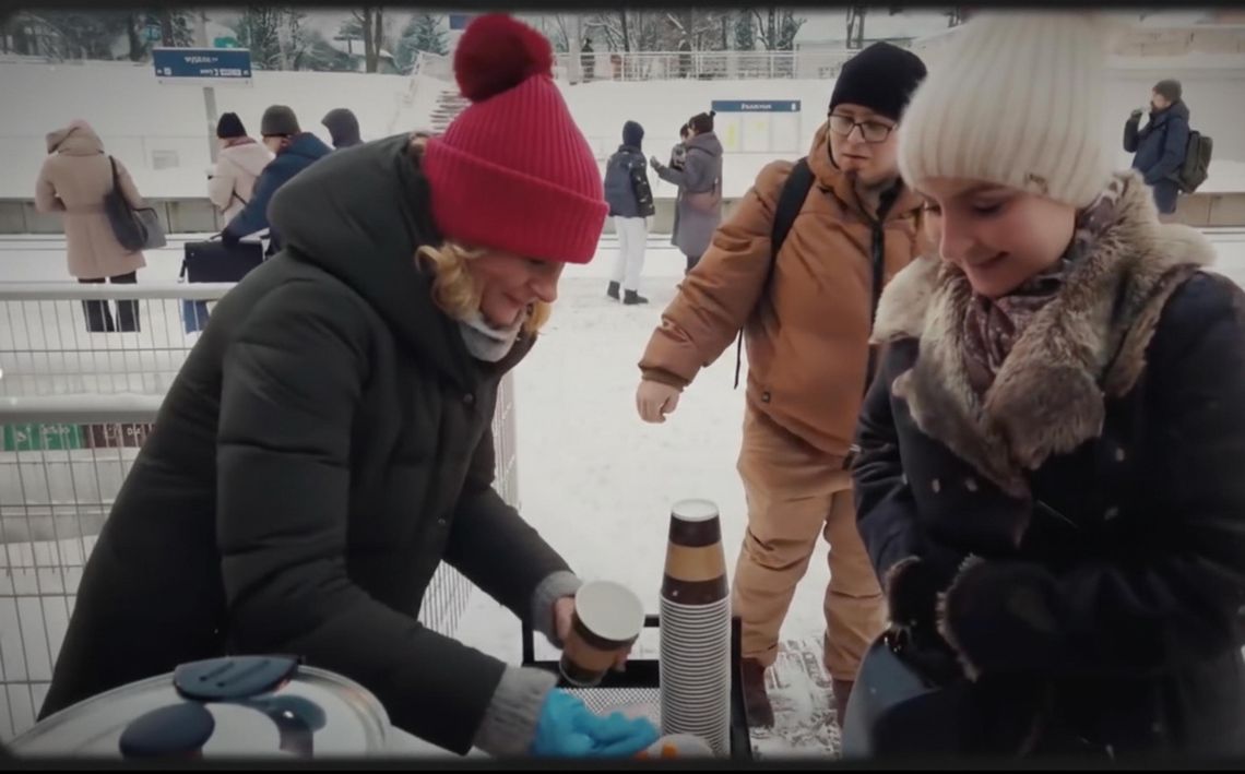 Gorąca herbata dla podróżnych na dworcu w Piasecznie [WIDEO]