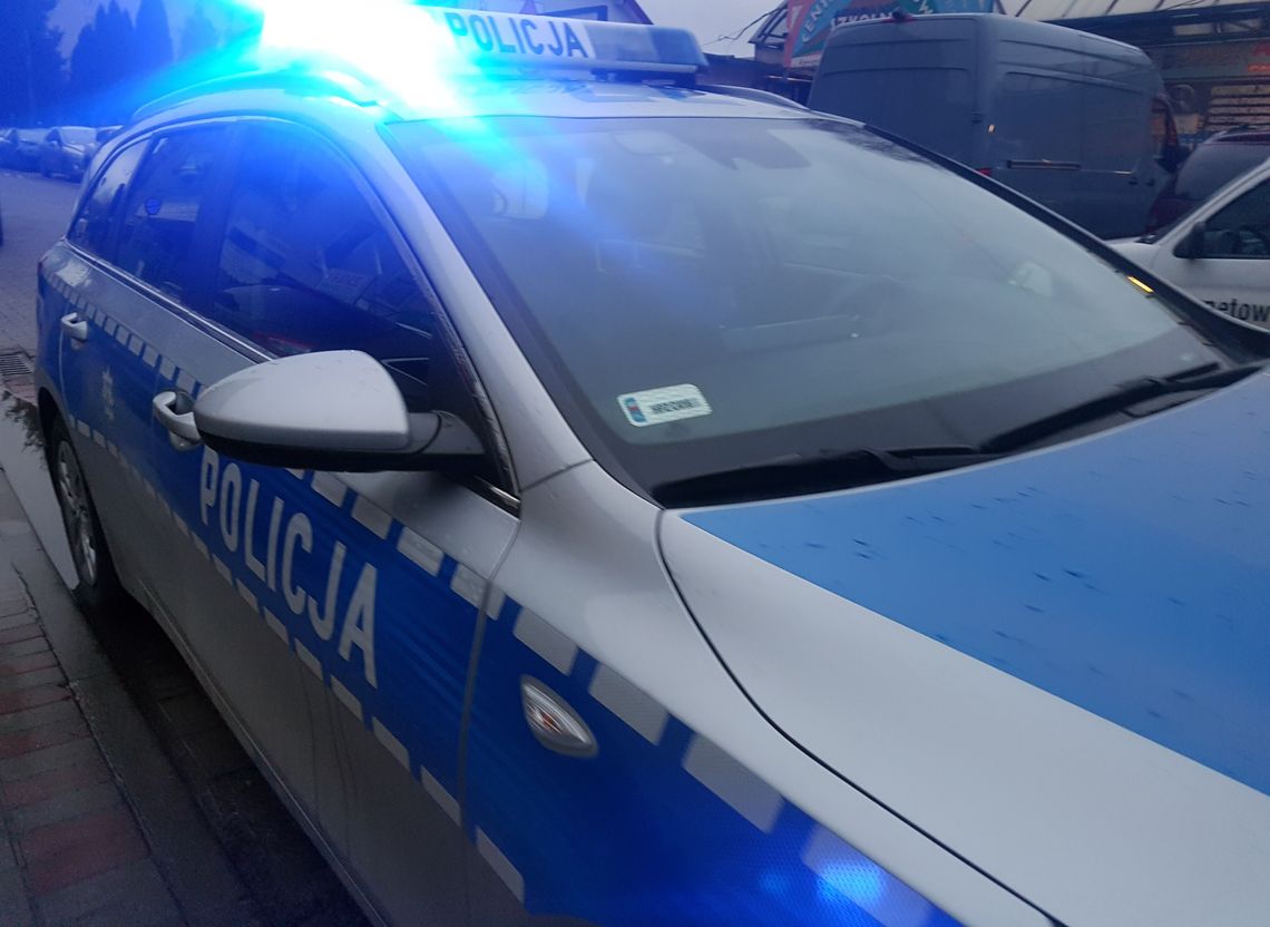 Groźny wypadek na ul. Głównej w Żabieńcu. Auto spadło z nasypu