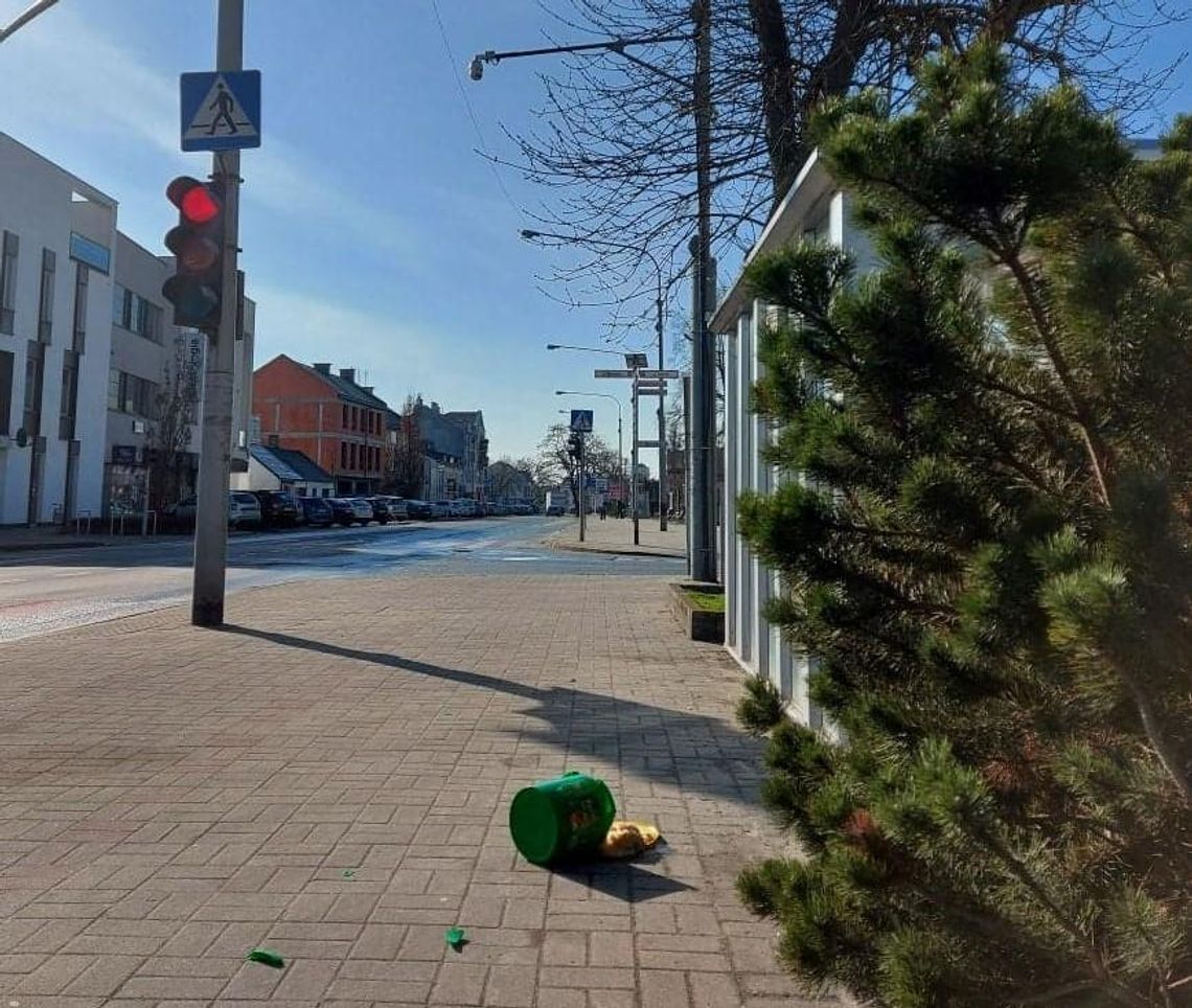 Imprezują, niszczą i śmiecą na przystankach w centrum miasta