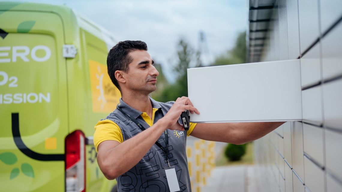 InPost wprowadza przy paczkomatach brukową kostkę antysmogową