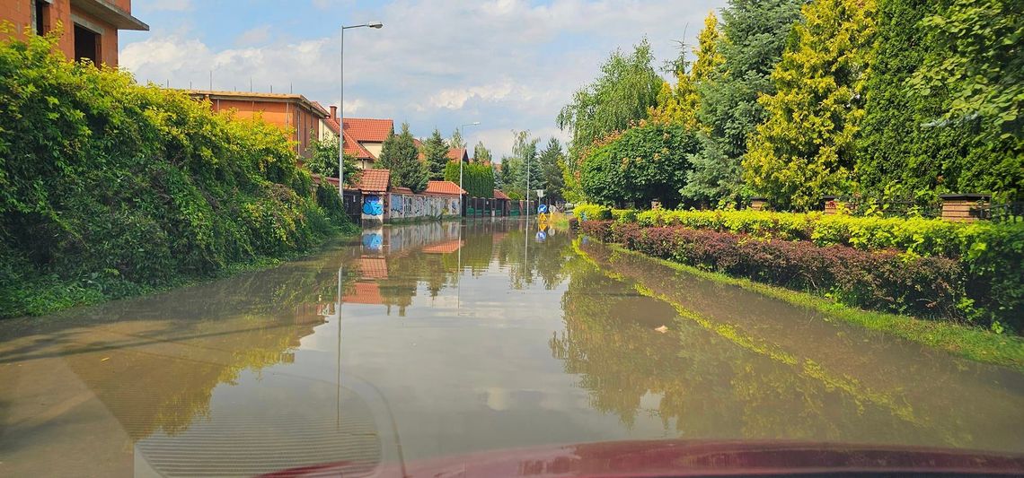 Intensywne deszcze zalewają miasto! Winna betonoza