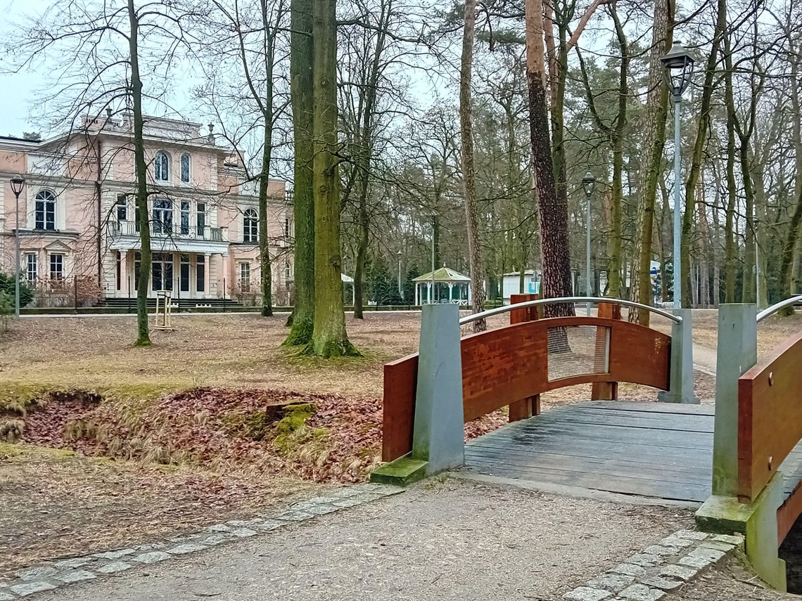 Jaśniej w Parku Zdrojowym w Konstancinie-Jeziornie Jaśniej w Parku Zdrojowym w Konstancinie-Jeziornie