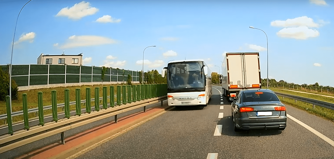 Jechali autokarami pod prąd na DK50 [FILM]