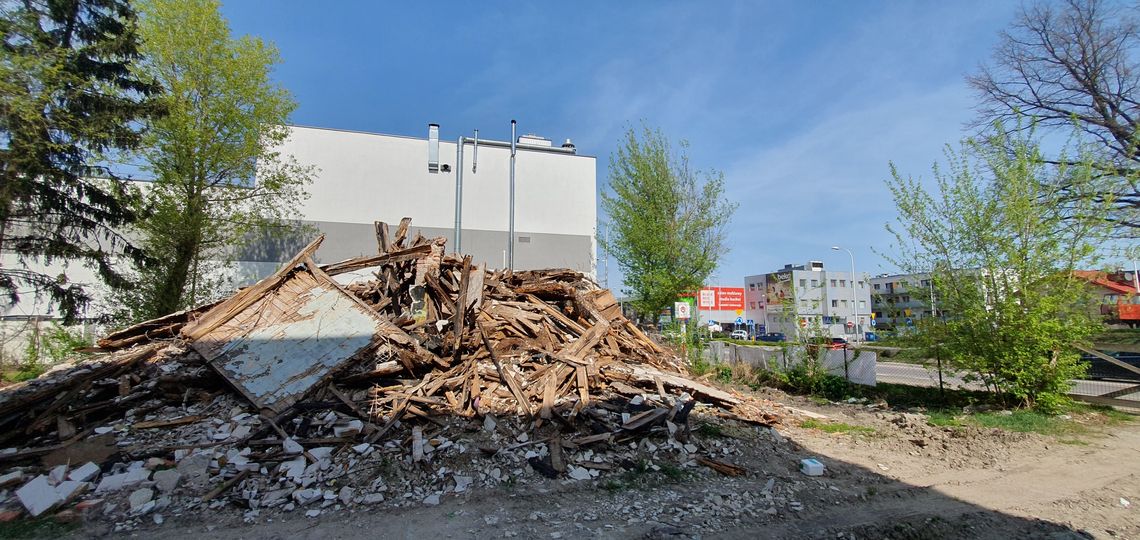 Kiedy zniknie gruzowisko po krzywym domu?