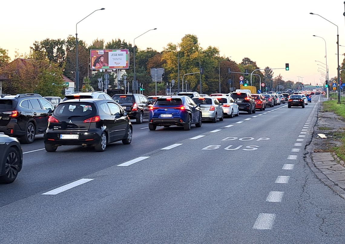 Kierowcy wściekli na buspas. W autobusach niewielka poprawa