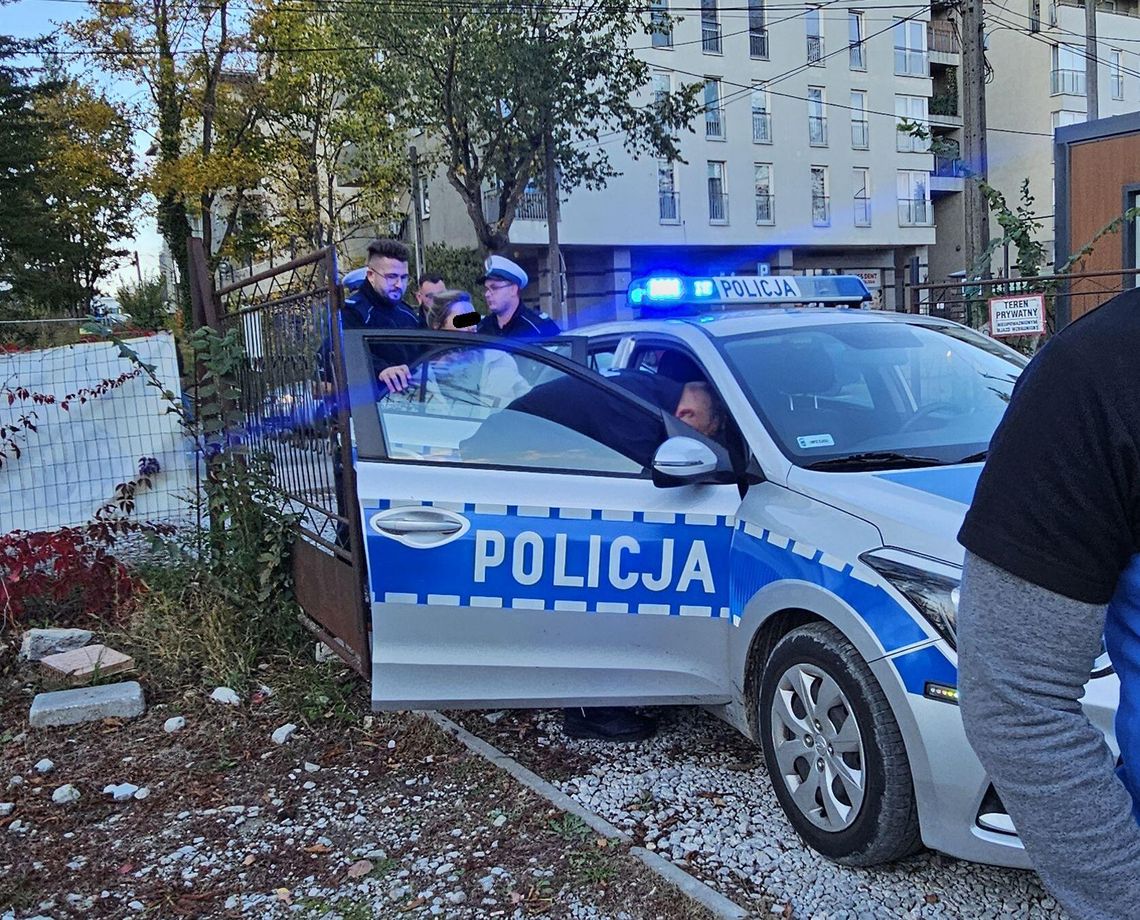 Kompletnie pijana rozbiła na parkingu aż trzy auta