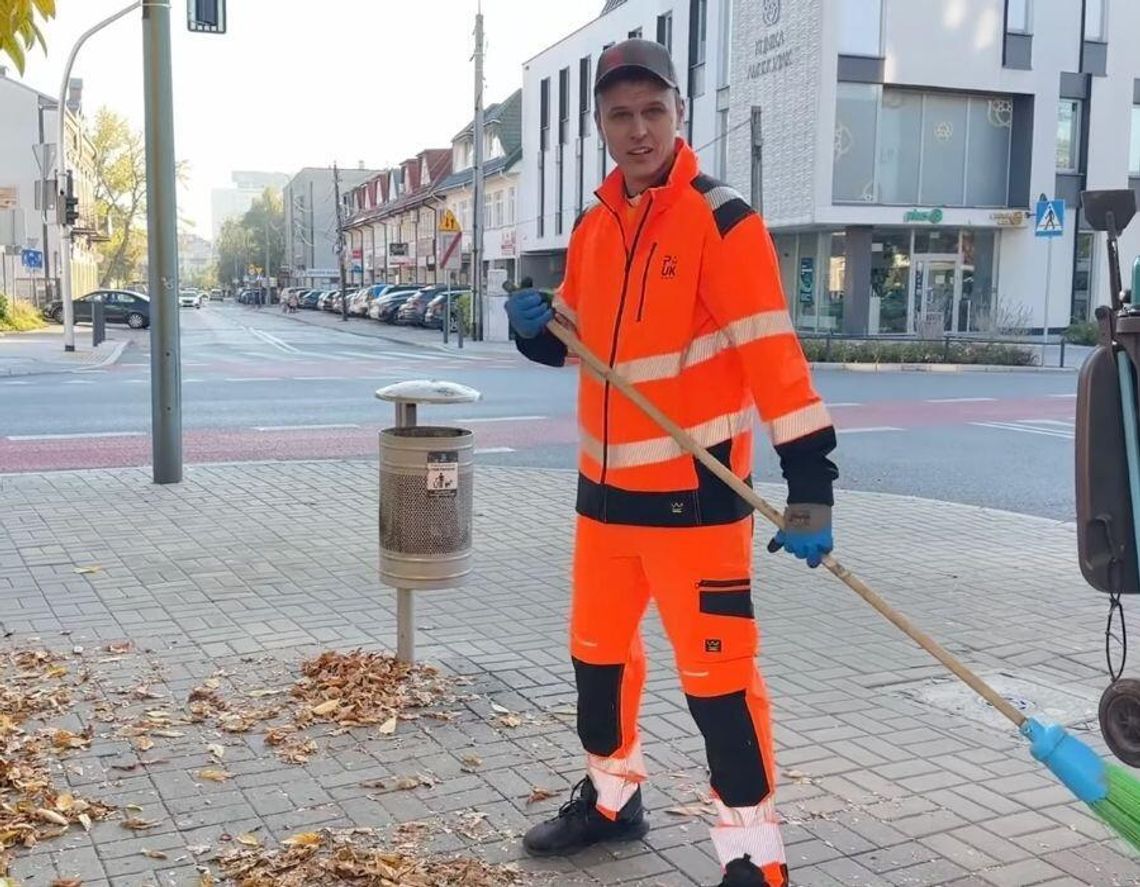 Ks. Rafał Główczyński, znany jako „Ksiądz z osiedla”, zamienił sutannę na strój roboczy i sprzątał ulice Piaseczna. To część jego inicjatywy, dzięki której zbiera pieniądze na barkę dla młodzieży. Fot. kadr z filmu „Ksiądz z osiedla”