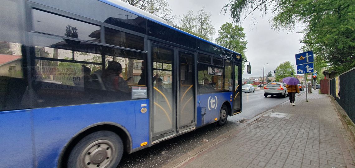 L39 miało jeździć punktualnie, ale tkwi w korkach