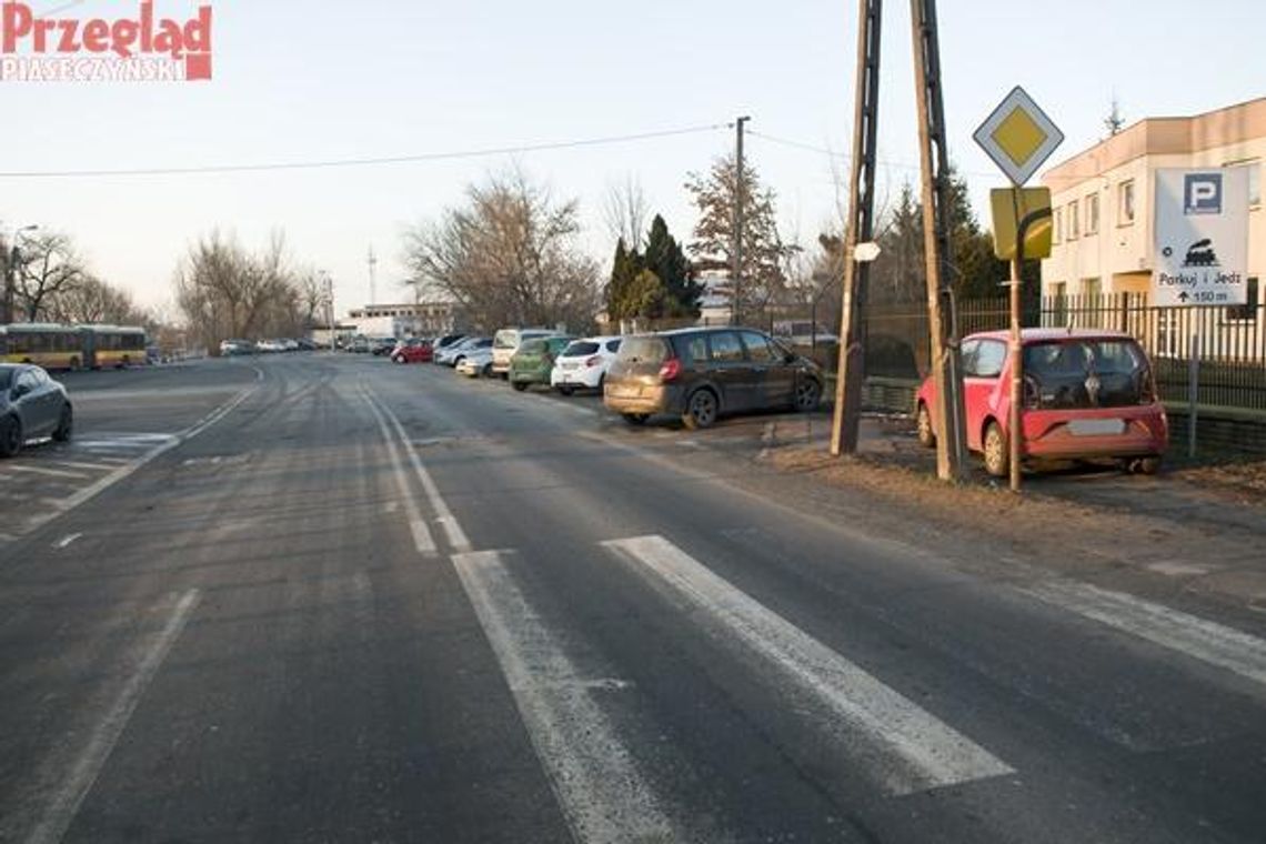 Latarnia na środku chodnika