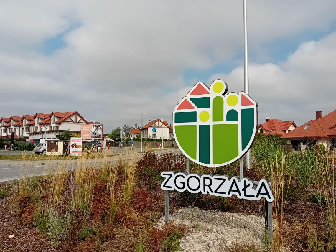 Logo Zgorzały na rondzie. Inwestycja budzi pytania o granice miejscowości Logo Zgorzały na rondzie. Inwestycja budzi pytania o granice miejscowości