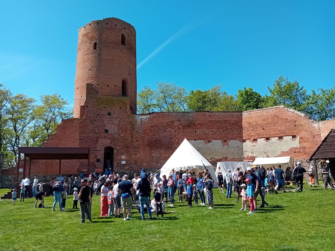Majówka na zamku w Czersku: wehikuł czasu do epoki pierwszych Piastów
