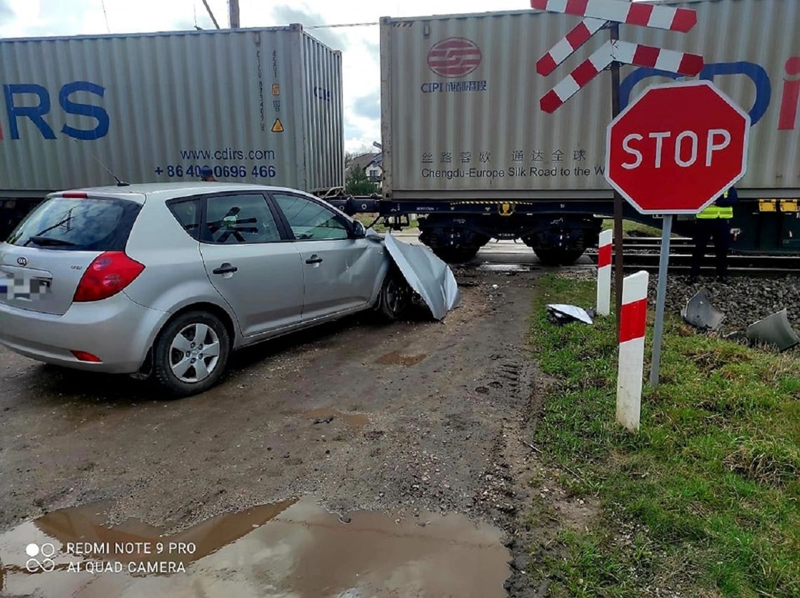 Many. Zignorował "STOP" i wjechał pod pociąg