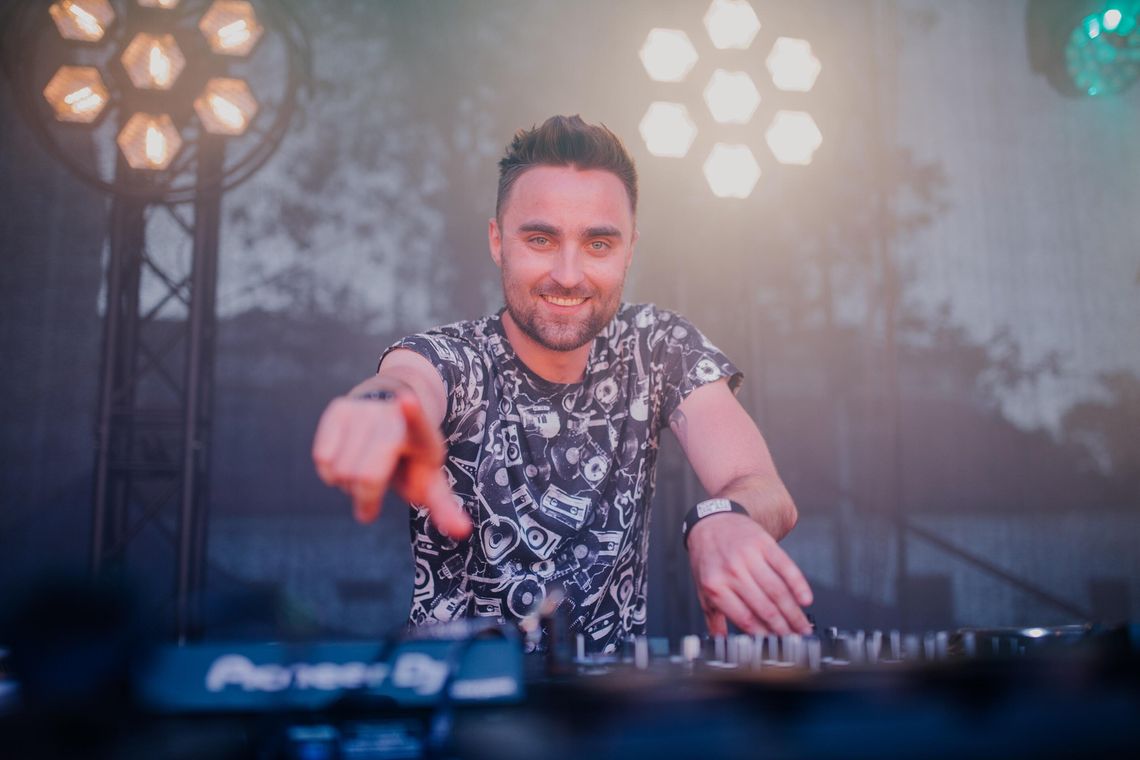 Martin Rosa świętuje 20 lat za konsolą. Jubileusz podczas Housepital Festivalu w Piasecznie Martin Rosa od dwóch dekad łączy pasję do muzyki z pracą DJ-a. 20 czerwca będzie świętował swój jubileusz, podczas 14. edycji Housepital Festivalu, czyli swojego „muzycznego dziecka”.