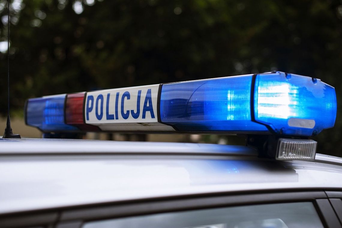 Mężczyzna poważnie raniony nożem - awantura przed sklepem w Chylicach