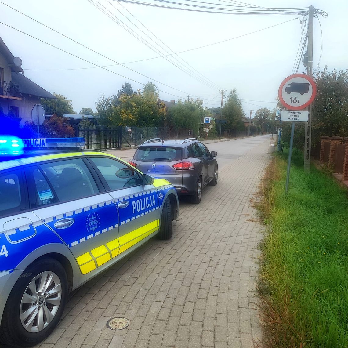Miał prawie 3 promile i uciekał przed policją 31-letni kierowca Renault przekroczył prędkość w Ustanowie i próbował uniknąć policyjnej kontroli. Badanie wykazało u niego blisko 3 promile alkoholu.