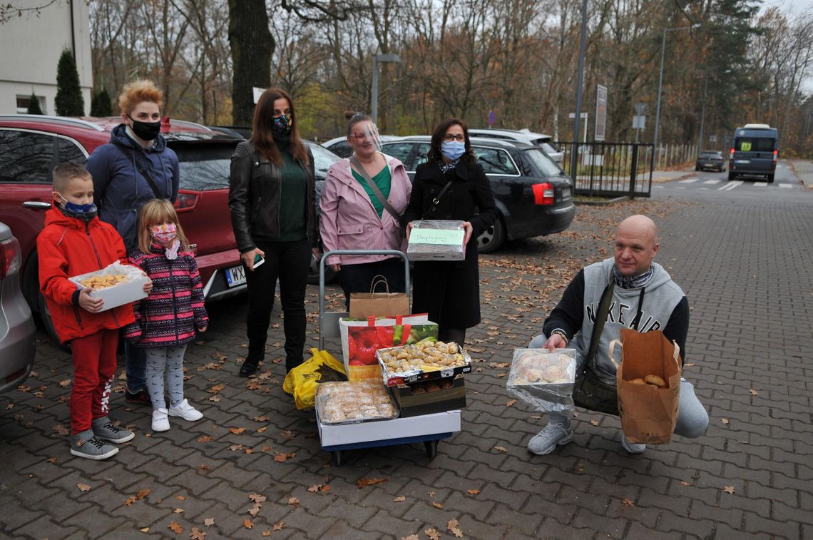 Mieszkańcy pieką ciasta dla pracowników szpitala