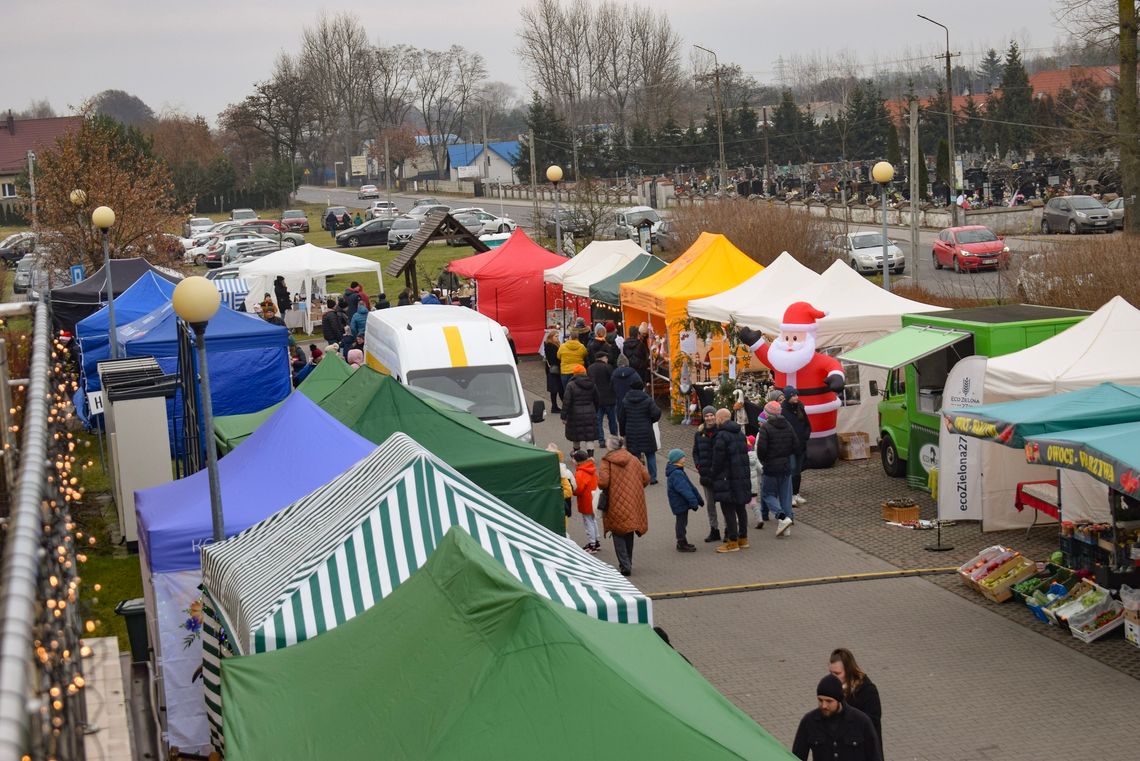 Mikołajkowe spotkanie przed Urzędem Gminy Prażmów Mikołajkowe spotkanie przed Urzędem Gminy Prażmów