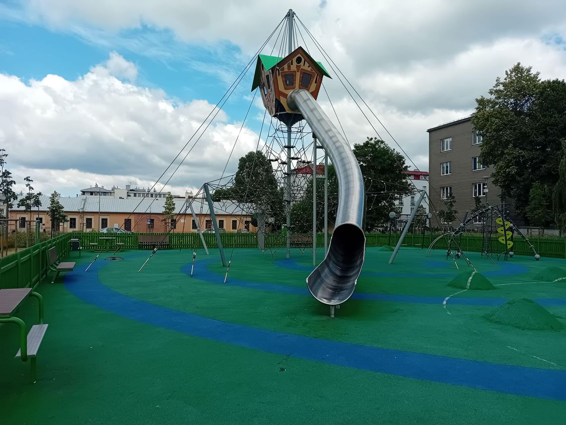 Mniej zniszczeń na placach zabaw w Górze Kalwarii. Monitoring i edukacja działają